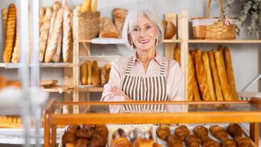 ältere Frau in Bäckerei ältere Frau in Bäckerei