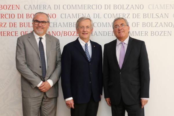 Im Bild: Aldo Albasini Broll, Handelskammerpräsident Michl Ebner, Fernando Ayala.