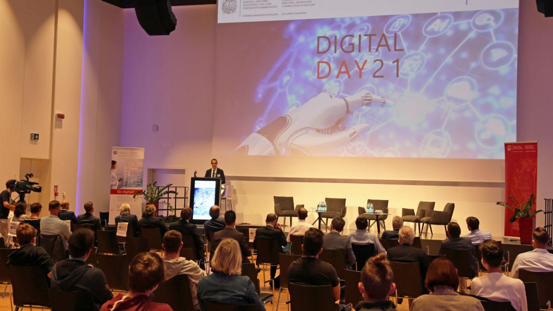 Der Generalsekretär der Handelskammer Bozen, Alfred Aberer, bei der Eröffnung des Digital Day.