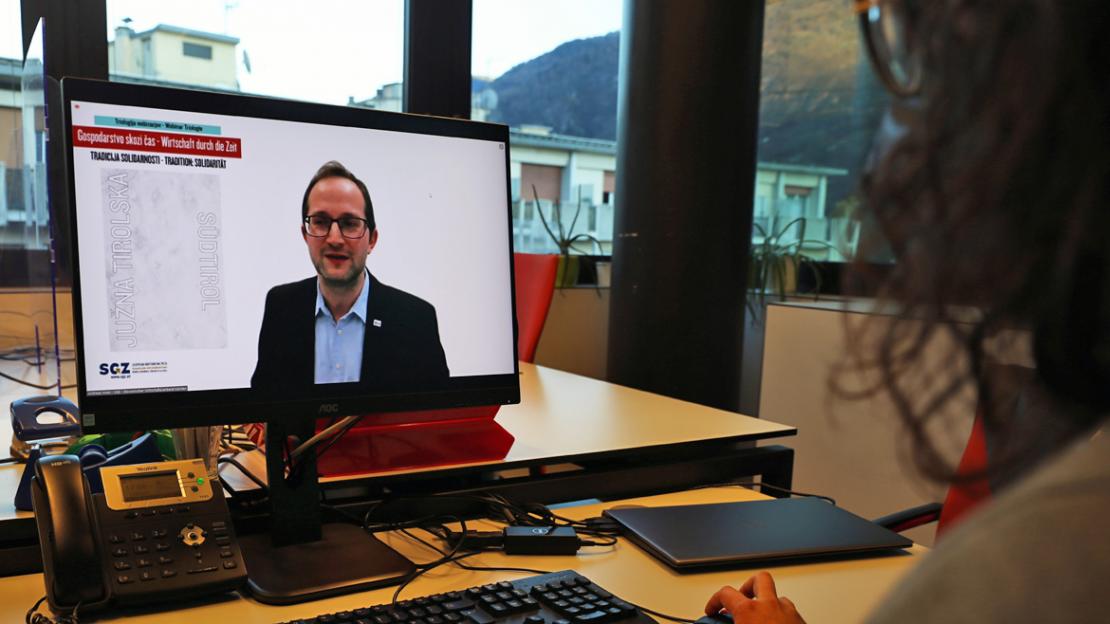 Andrej Hren dell’Unione Economica Slovena della Carinzia durante il seminario.