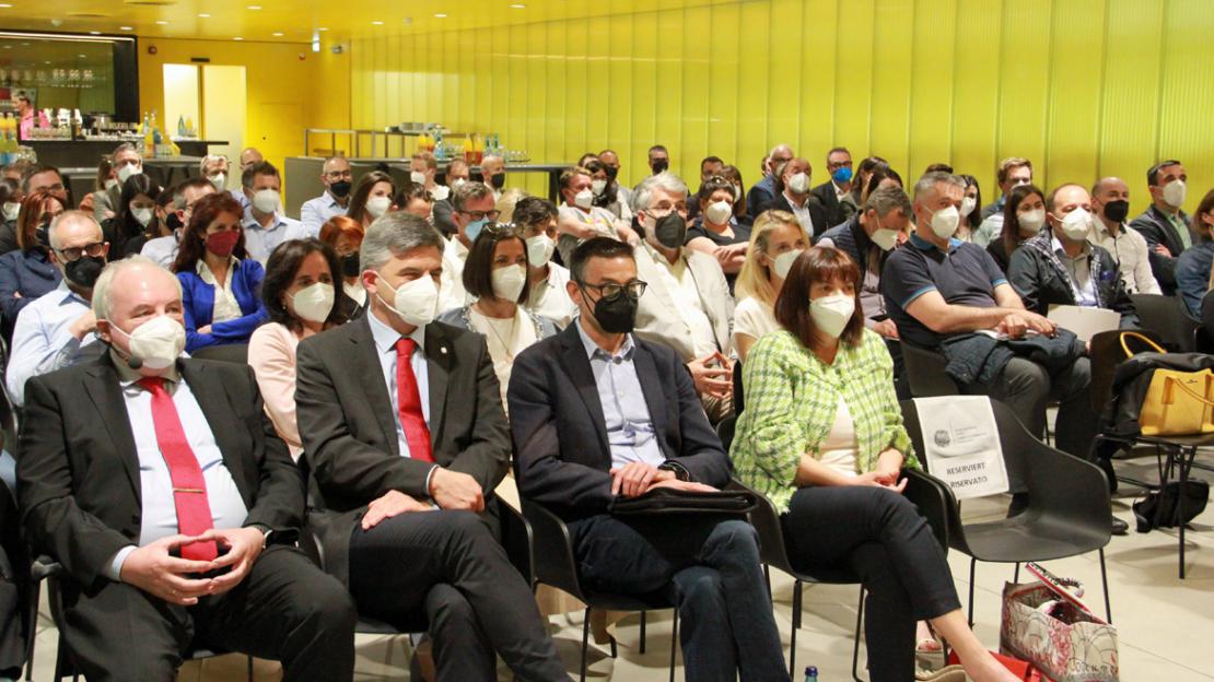 Zahlreiche Interessierte nahmen an der Veranstaltung „Fachkräftemangel meistern“ in der VIP-Lounge der Intercable Arena Bruneck teil.