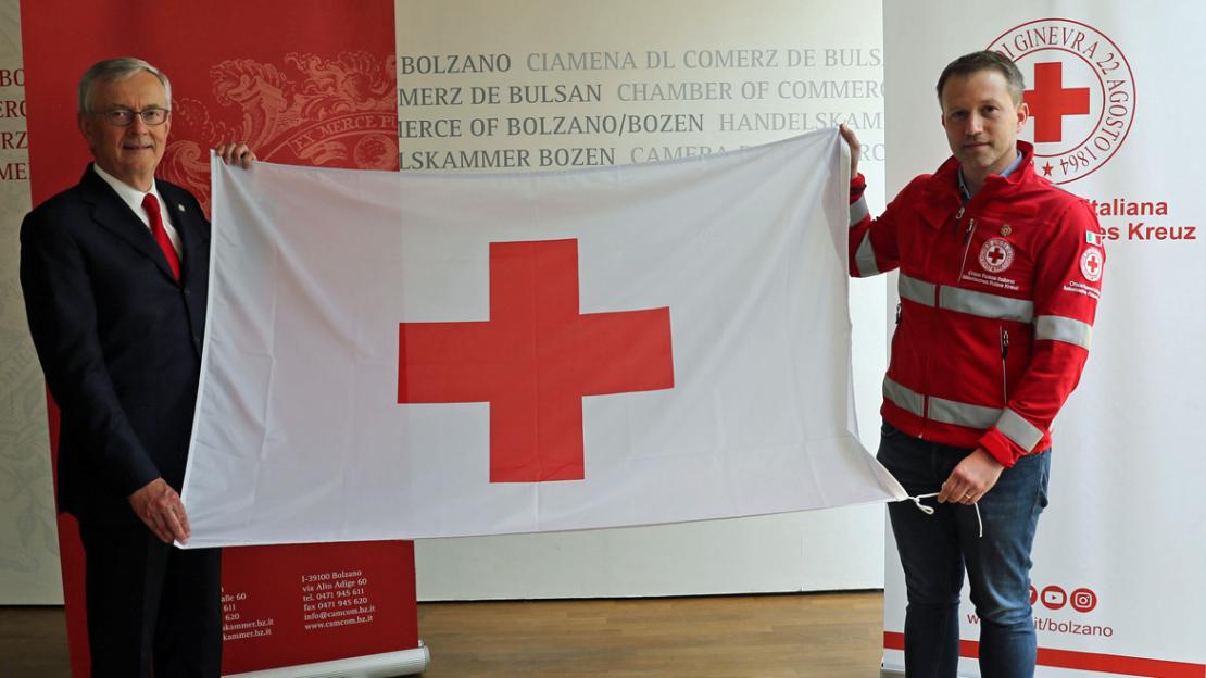 Da sinistra a destra: Michl Ebner, Presidente della Camera di commercio di Bolzano e Manuel Pallua, Presidente della sezione provinciale della Croce Rossa.