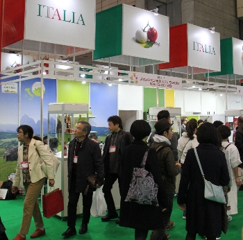 Im Bild: Besucher auf der Foodex Messe in Japan