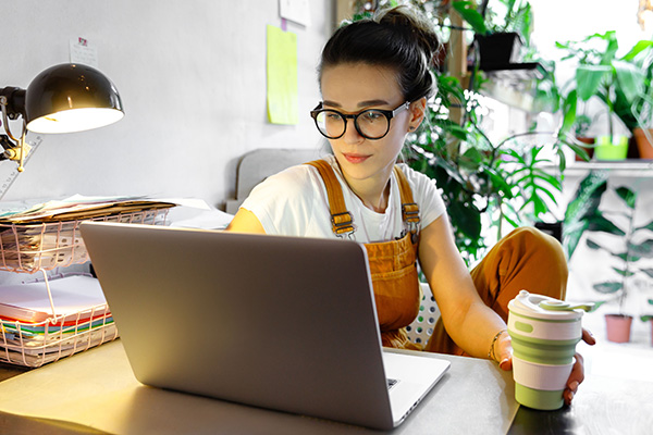 Frau vor Laptop