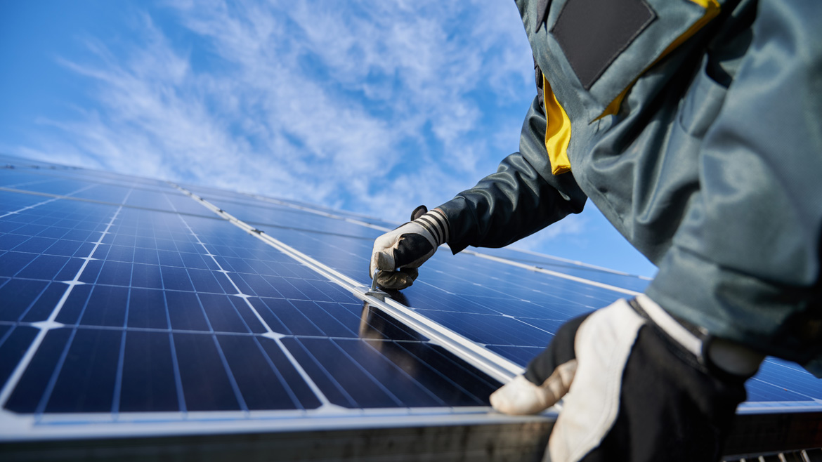 Bei Photovoltaik-Anlagen gilt es rechtliche und technische Aspekte zu berücksichtigen.